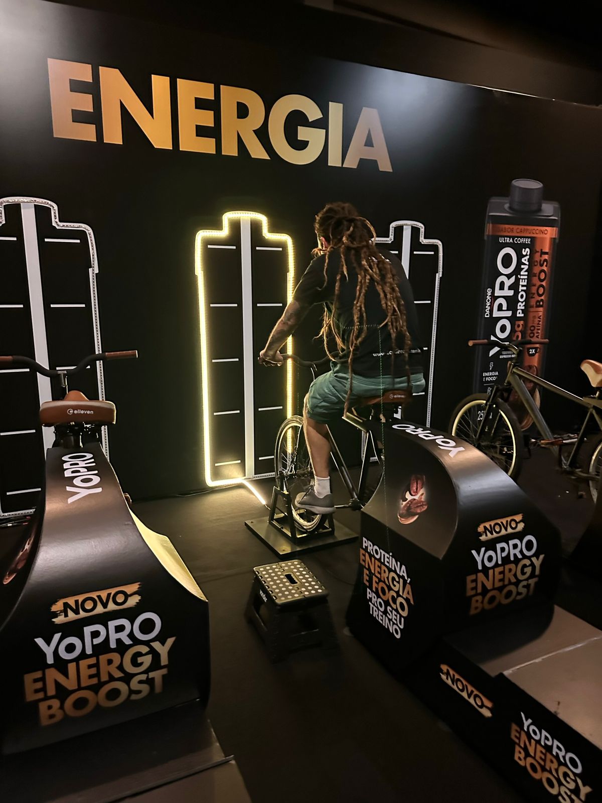 bicicleta-interativa-gera-energia-evento bicicleta interativa gerando energia em ativação de marca
