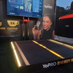 Piso interativo customizado acendendo luzes de LED durante ativação de marca