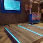 Piso cinético gerador de energia instalado em entrada de evento corporativo
