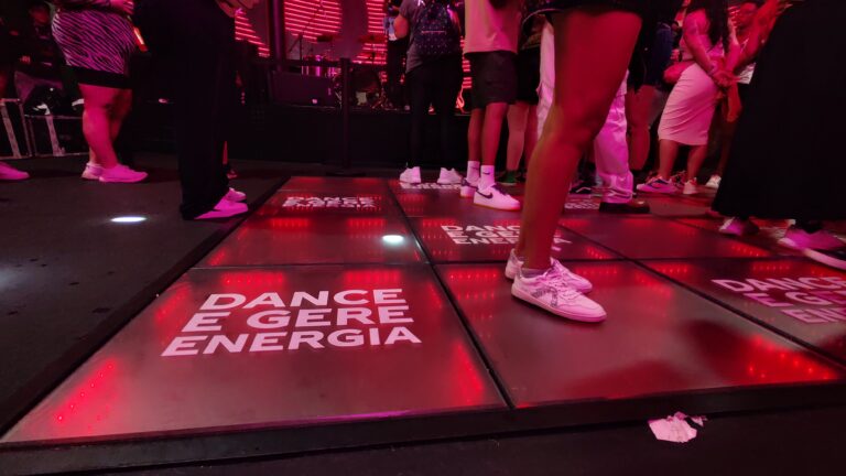 Pista de dança iluminada gerando energia em festival de música